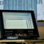 ĐÈN PHA NĂNG LƯỢNG MẶT TRỜI SACO 300W SA-P300C – NÂNG CẤP ĐỘ SÁNG, VẪN GIỮ CHUẨN IP68 - ảnh 1