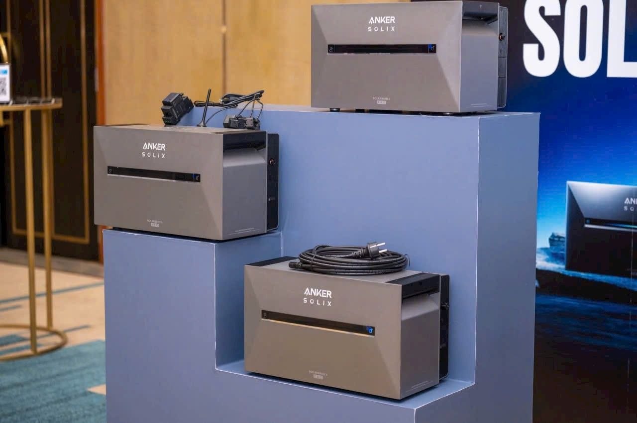 Anker SOLIX Solarbank 3 E2700 Pro cùng pin mở rộng và phụ kiện đo lường thông minh