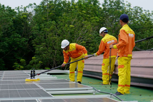 Cảnh Báo Pin Lưu Trữ Tân Trang Trôi Nổi: Rủi Ro Cháy Nổ Và Lựa Chọn Pin Năng Lượng Mặt Trời An Toàn