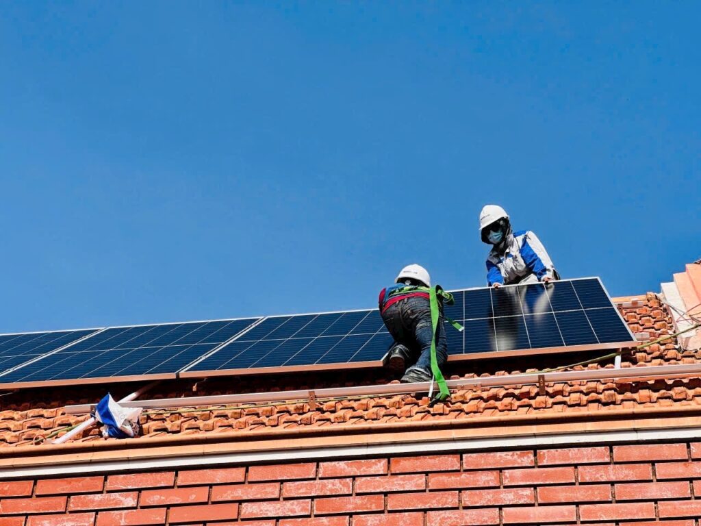 Mái nhà đẹp hơn khi có tấm pin NLMT do Nexsolar lắp đặt Mái nhà đẹp hơn khi có tấm pin NLMT do Nexsolar lắp đặt