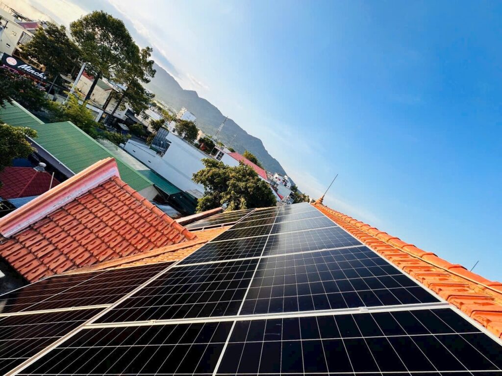 Mái nhà đẹp hơn khi có tấm pin NLMT do Nexsolar lắp đặt Mái nhà đẹp hơn khi có tấm pin NLMT do Nexsolar lắp đặt